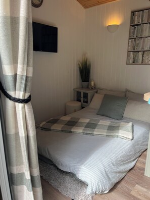 1 bedroom, WiFi, bed sheets - Modern Shepherds Hut in Dorset, near New Forest & Beaches, Dog friendly (Three Legged Cross)