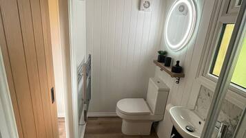 Regadera, toallas, jabón, papel de baño