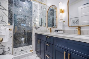 Deluxe Villa, Garden View | Bathroom | Shower, free toiletries, hair dryer, slippers - Luxury Designer Villa by the Beach (Galveston)