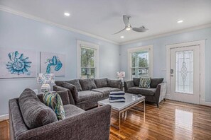 Deluxe villa, uitzicht op tuin | Woonruimte | Een 60-inch smart-tv met satellietzenders, Netflix en betaalfilms