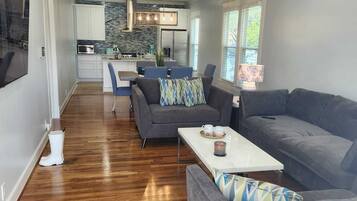 Vila Deluks, pemandangan kebun | Area keluarga | Smart TV 60-inci dengan saluran TV satelit, Netflix, dan film berbayar