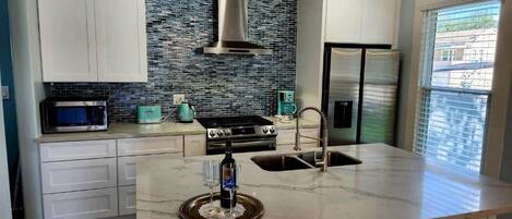 Vila luxo, vista para o jardim | Cozinha privada | Geladeira grande, micro-ondas, fogão, cooktop