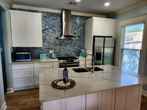 Deluxe villa, uitzicht op tuin | Privékeuken | Een koelkast met diepvriezer, een microgolfoven, een oven, een kookplaat