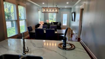 Deluxe Villa, Garden View | Ruang tamu | 60 inci sebuah televisyen pintar dengan satelit, Netflix, filem berbayar