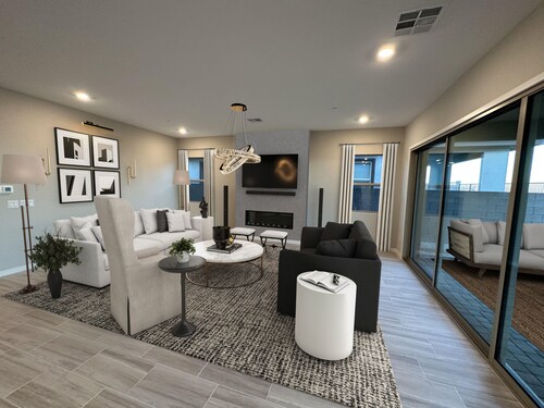 Spacious 4-bedroom house with Strip Views 20 Minutes from Strip
