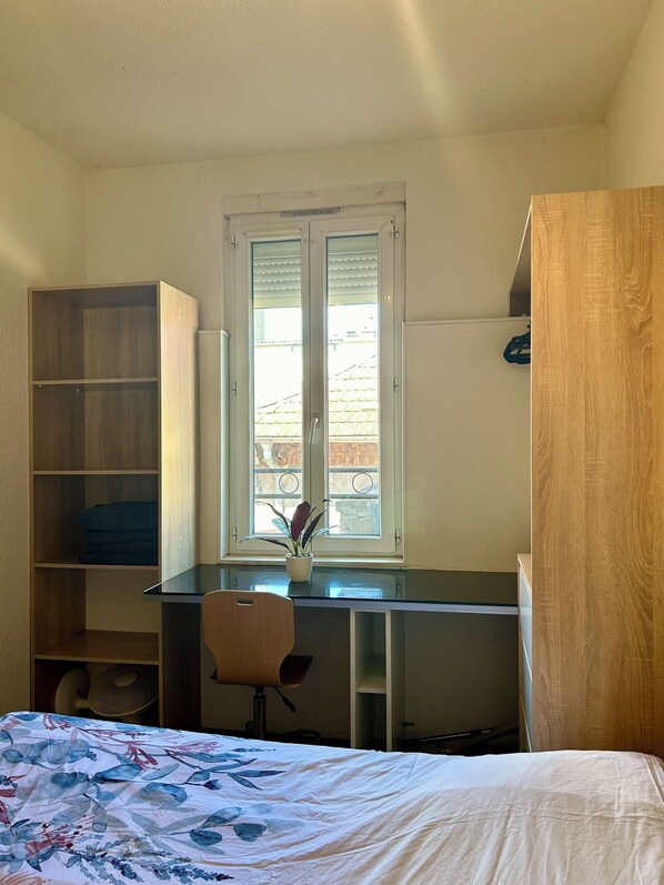 1 soverom, strykejern/-brett, wi-fi (inkludert) og sengetøy