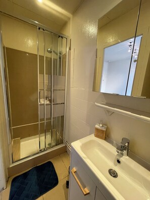 Dusj, hårføner, håndklær og toalettpapir