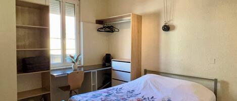 1 chambre, fer et planche Ă repasser, Wi-Fi gratuit, draps fournis