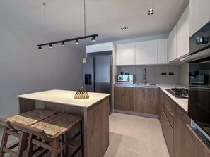 Réfrigérateur, four à micro-ondes, un four, surface de cuisson