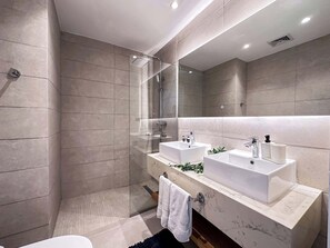 Dusche, Haartrockner, Handtücher
