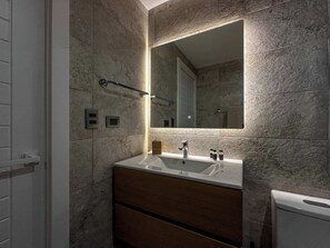 Shower, hair dryer, towels, shampoo