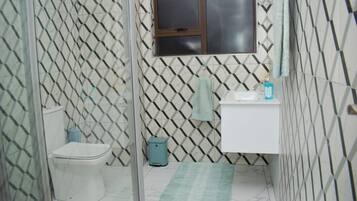 Regadera, toallas, jabón, shampoo