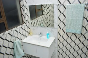 Douche, serviettes fournies, savon, shampoing