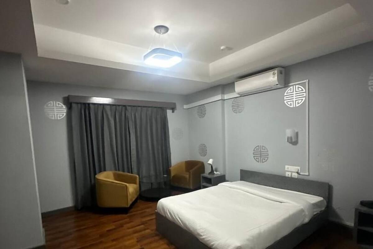 ห้องดีลักซ์ดับเบิล, วิวภูเขา | ตู้นิรภัยในห้องพัก, โต๊ะทำงาน, พื้นที่ทำงานแบบใช้แล็ปท็อป, ห้องเก็บเสียง