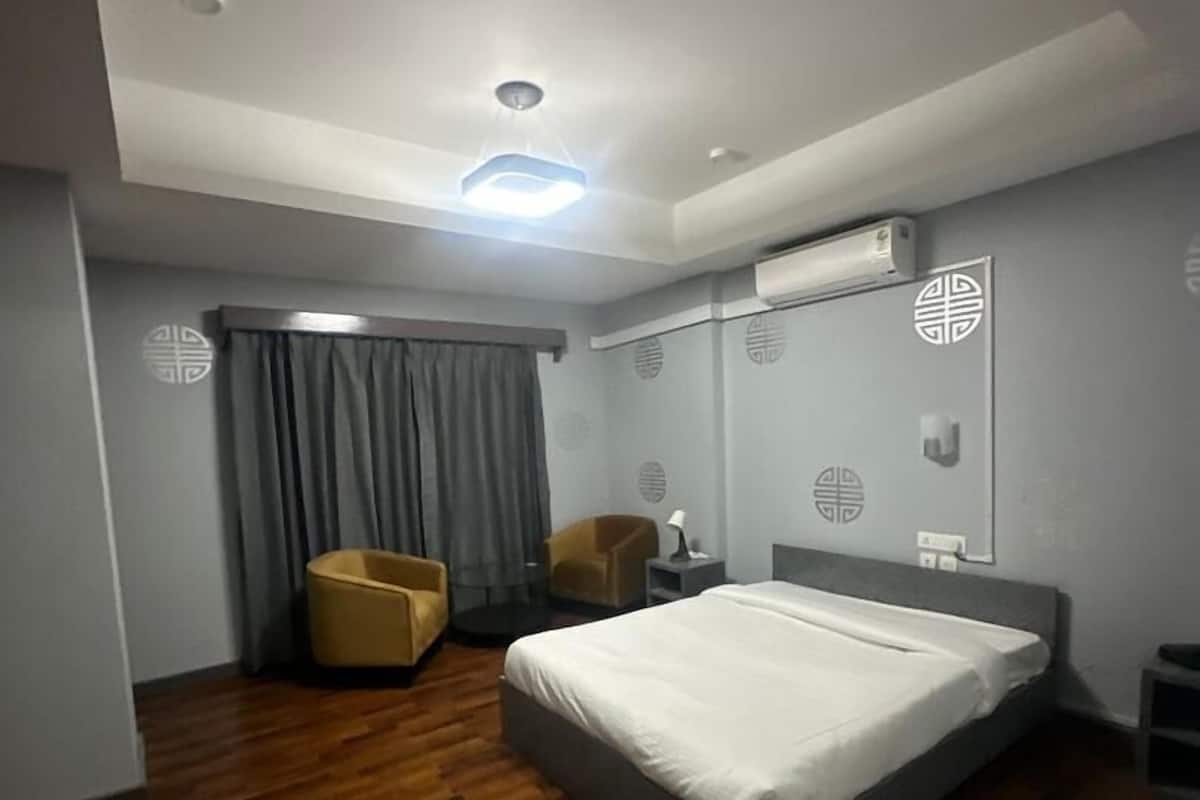 Doppia Deluxe, vista collina | Una cassaforte in camera, una scrivania, postazione laptop