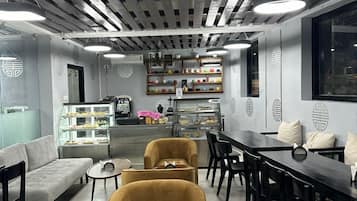 Dagelijks ontbijtbuffet (USD 4.26 per persoon)