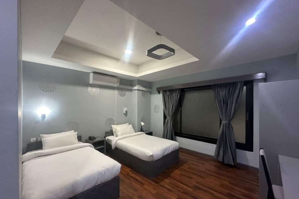 ห้องสแตนดาร์ดดับเบิลหรือทวิน, วิวภูเขา | ตู้นิรภัยในห้องพัก, โต๊ะทำงาน, พื้นที่ทำงานแบบใช้แล็ปท็อป, ห้องเก็บเสียง