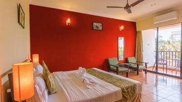 5 bedrooms, iron/ironing board, WiFi, bed sheets