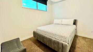 2 dormitorios, tabla de planchar con plancha, cuna de viaje