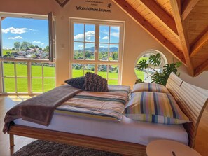 4 habitaciones, escritorio y tabla de planchar con plancha