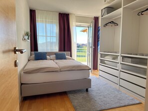 4 dormitorios, escritorio, tabla de planchar con plancha y cuna de viaje