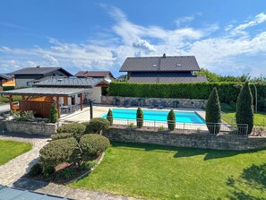 Una piscina al aire libre, una piscina climatizada