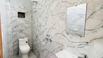 Yhden hengen deluxe-huone | Kylpyhuone | Ilmaiset hygieniatuotteet, pyyhkeet, saippua, sampoo