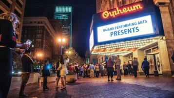 Een gevelbord voor het Orpheum theater met de tekst: Omaha Performing Arts Presents.
