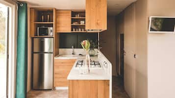 Dishwasher, coffee/tea maker, dining tables