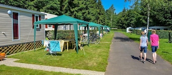 Mullerthal Deluxe mobile home, Resort Walsdorf, 4 guests, garden with sun loungers. Perfect for families.