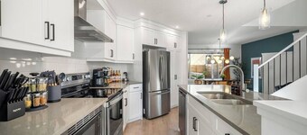 "The Green" - Mins to Airport- 1.5 hour Banff