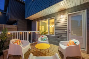 Terrace/patio - "The Green" - Mins to Airport- 1.5 hour Banff (Calgary)