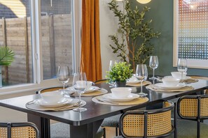 Dining - "The Green" - Mins to Airport- 1.5 hour Banff (Calgary)