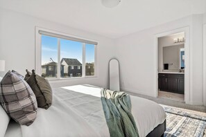 4 habitaciones, tabla de planchar con plancha y cuna de viaje