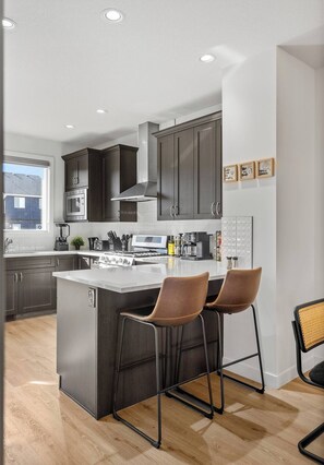 Refrigerador, microondas, horno y parrilla de estufa