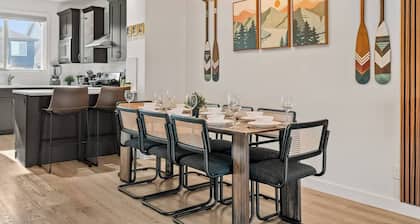 “The Escape” - Near Airport | King Bed | Garage