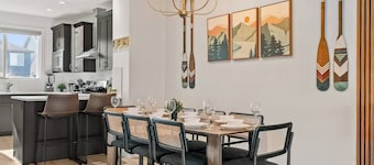 âThe Escapeâ - Near Airport | King Bed | Garage