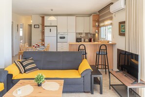 Superior-Apartment, 3 Schlafzimmer, Meerblick, Erdgeschoss | Wohnbereich