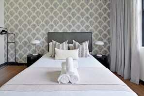 2 bedrooms, desk, WiFi, bed sheets