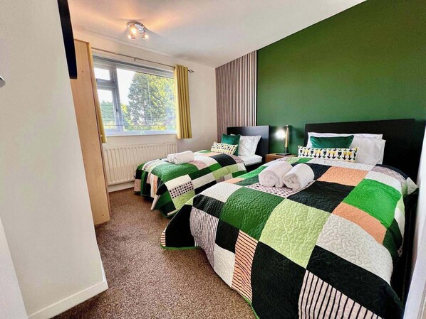 House | 3 bedrooms, desk, iron/ironing board, free WiFi - A Vibrant 3-bedroom House With Ample Parking (Derby)