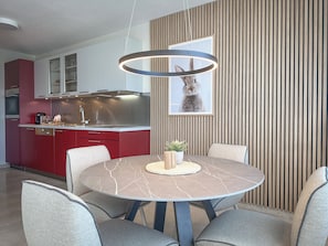 Dining - "Sonntagskind" premium apartments Seekirchen, terrace & private garden (Kraiham)