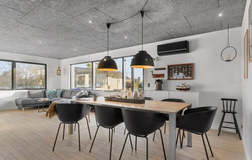 Stunning home in Endelave with WiFi