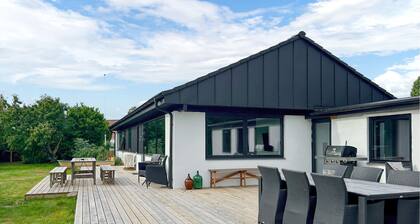 Stunning home in Endelave with WiFi