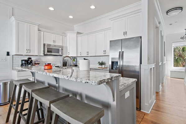 Kjøleskap, mikrobølgeovn, ovn og kokeplater