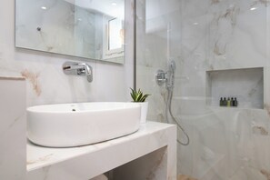 Dusj, hårføner og håndklær
