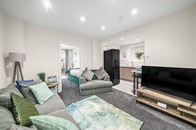 Spacious 5BR Oxford Home, Sleeps 11, Free Parking