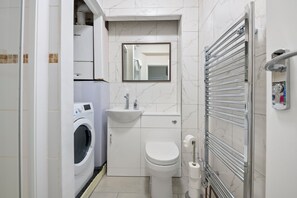 Regadera, amenidades de baño ecológicas, secadora de cabello, toallas