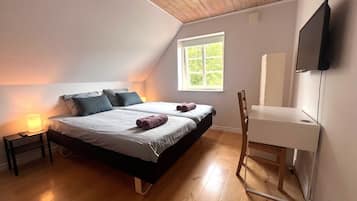Dreibettzimmer, Gartenblick | Schreibtisch, laptopgeeigneter Arbeitsplatz, kostenloses WLAN
