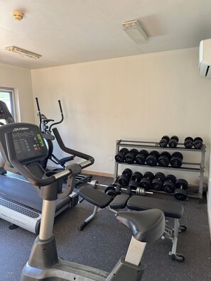 Fitness facility - Charming 1-bedroom serviced apartment, in the heart of Airport Accra (Accra)