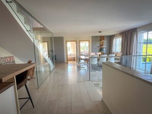 Dining - GLÜCKSMOMENT" maisonette apartment: Harmonious refuge for creative time out (Kraiham)